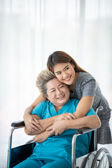 Obraz premium The patient is happy when the daughter comes to visit.