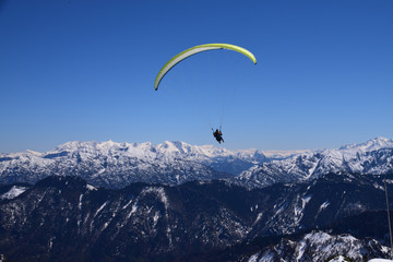 Gleitschirmflieger vor Winterbergpanorama