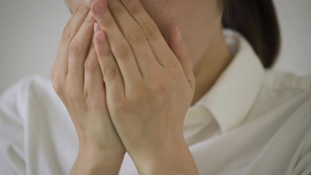 咳をする若い女性