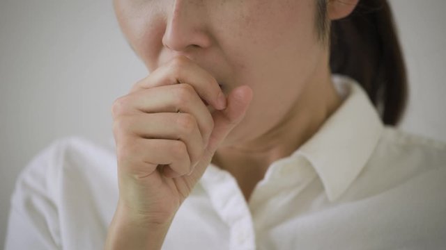 咳をする若い女性