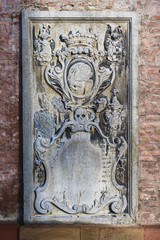 Dom zu Speyer Ornament Tafel mit Inschrift. Umrahmt vom Mauerwerk des romanischen Gebäudes