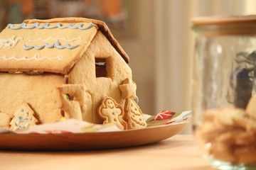 クリスマス　手作りクッキーのお菓子の家