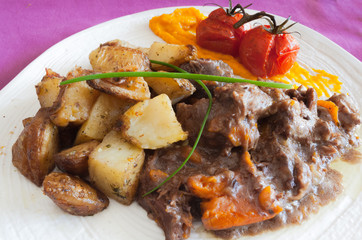 ragoût  de mouton et pommes sautées 