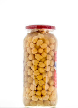 Frasco de cristal lleno de garbanzos cocidos listos para calentar.