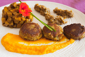 croquettes de poisson, légumes et purée 