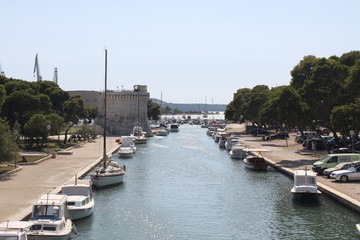 Aussicht über die Anlegeplätze von Trogir (Kroatien)