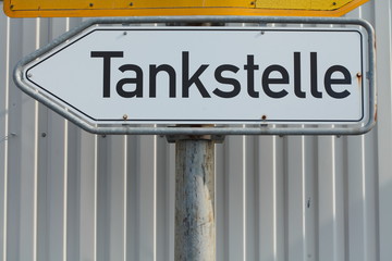 Pfeilwegweiser  , Pfeil , Tankstelle, Verkehrsschild,  Deutschland, Europa