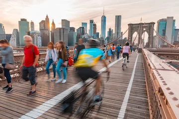 Fotobehang Toeristen in New York op Brooklyn bridge met Manhattan wolkenkrabbers op background © william87