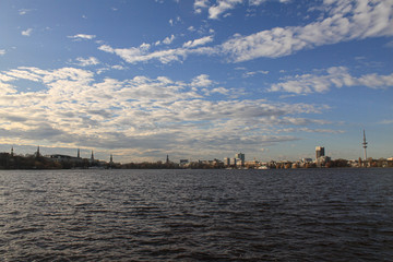 Obraz premium Hamburg; Alsterpanorama (Blick vom Schwanenwik)