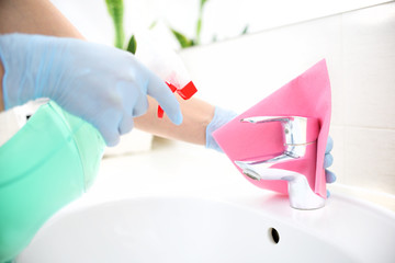 A woman in gloves cleans the bathroom. - obrazy, fototapety, plakaty