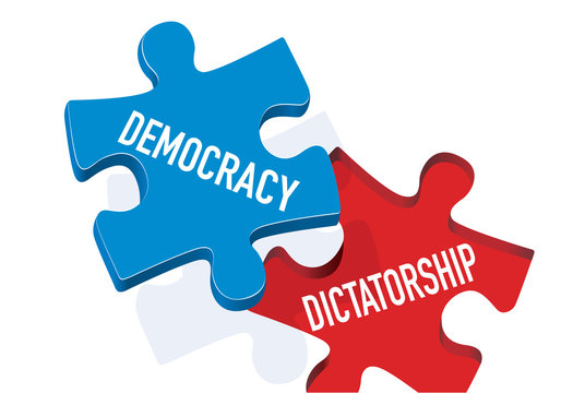 Concept de l’opposition entre le totalitarisme et la liberté d’expression avec une pièce de puzzle qui remplace la dictature par la démocratie.