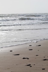 Petites vagues venant mourir sur le sable de la plage de la Tranche-sur-Mer en Vend&eacute;e