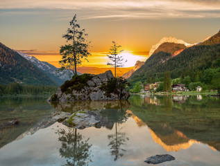 Fototapeta premium Sonnenaufgang am Hintersee Ramsau