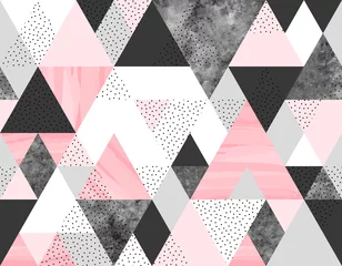 Foto op Plexiglas Lichtroze Naadloze geometrische abstracte patroon met roze, gevlekte en grijze aquarel driehoeken op witte achtergrond