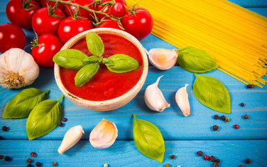 Fresh tomato sauce with garlic and basil, for pasta dishes. - 313610314
