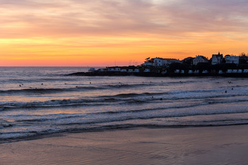 ligne de surfeur au coucher de soleil sur la plage de pontaillac 