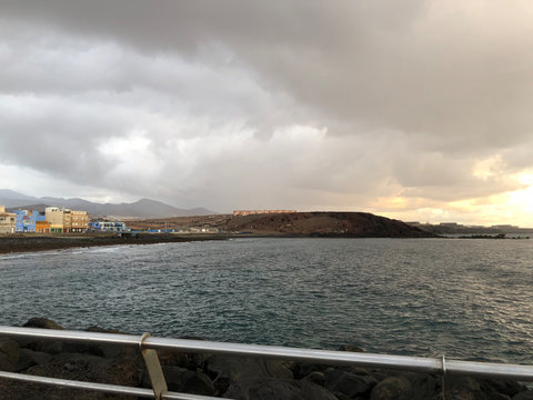 Nubes En El Cielo Y El Mar