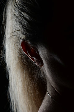 frau ohr mit piercing blond