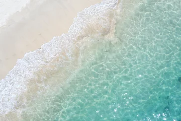 Rolgordijnen Luchtfoto van de zee, bovenaanzicht, geweldige natuur achtergrond. De kleur van het water en prachtig helder. Azuurblauw strand met rotsachtige bergen en helder water van de oceaan van Thailand op zonnige dag. © MAGNIFIER
