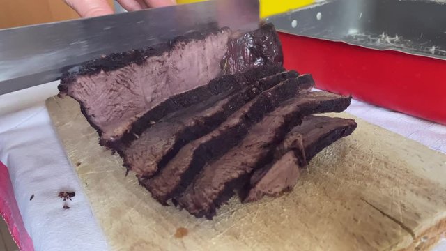 Brasato al vino rosso, preparato con carne di manzo e un litro e mezzo di vino rosso cotti insieme per due ore, e tagliato a fette a fine cottura, pietanza tipica