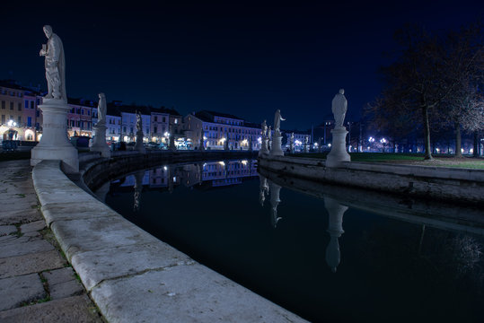 Place Prato della Valle de Padoue de nuit