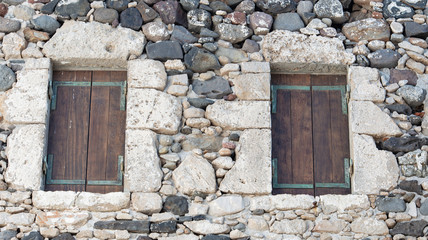 Fototapeta na wymiar Steinmauer Textur mit Holztüren als Hintergrund für Composing