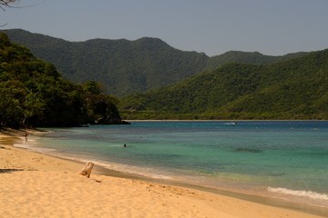 Fototapeta na wymiar Colombian beach with turquoise sea