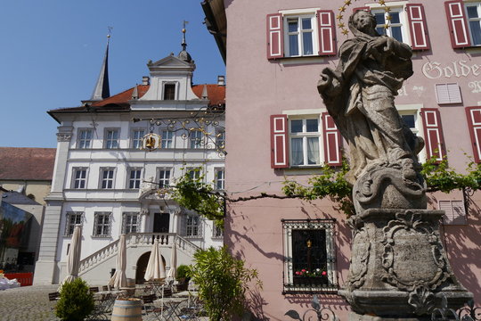 Brunnen mit Heiligenstatue Marktplatz Rathaus Iphofen