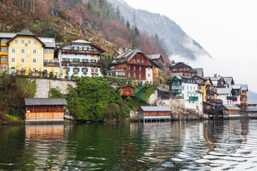 Naklejka premium Colorful houses by the lake in Hallstatt, Austria.