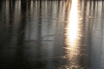 Light reflection on a frozen lake surface