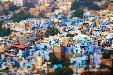 Fototapeta premium Obiektyw Tilt Shift - Jodhpur (również niebieskie miasto) to drugie co do wielkości miasto w indyjskim stanie Radżastan i oficjalnie drugie miasto metropolitalne tego stanu.