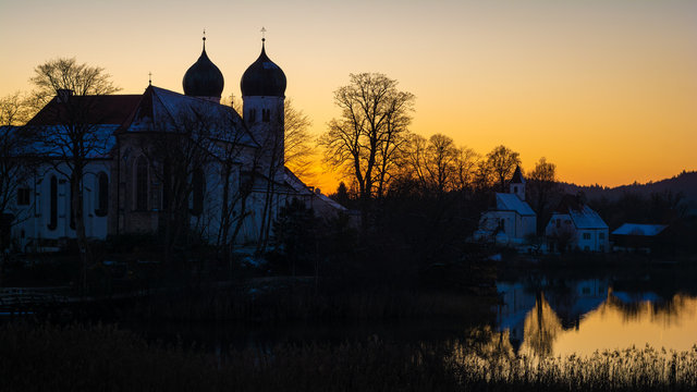 Kloster in Seeon am Abend im Winter