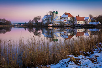 Kloster in Seeon im Chiemgau am Abend im Winter