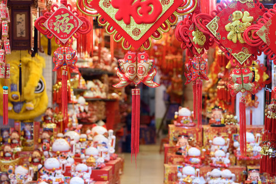 Un magasin de d&eacute;corations de style chinois au Vietnam, &agrave; Hanoi.