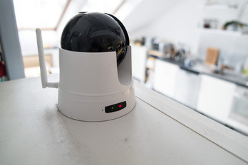 Überwachung durch eine vernetzte Kamera in einer Wohnung