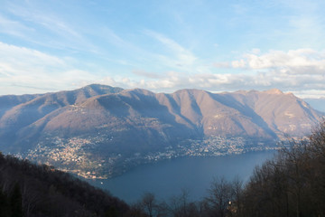 Panorama delle montagne e del lago di Como da Brunate in Lombardia, viaggi e paesaggi 