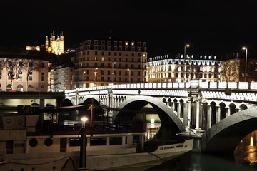Fototapeta na wymiar Le pont Wilson sur le fleuve Rhône la nuit avec la basilique de Fourvière en arrière plan - Ville de Lyon - Département du Rhône - France