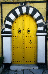 Tunisie. Tunis. Une porte jaune de la vieille ville de Tunis, Medina. A yellow door in the old town of Tunis, Medina