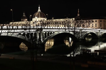 Fototapeta na wymiar L'ancien hôpital de l'Hôtel Dieu la nuit et le pont Wilson sur le fleuve Rhône - Ville de Lyon - Département du Rhône - France