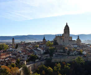 Obraz premium Panoramic view of Segovia illuminated by the morning light on a sunny day