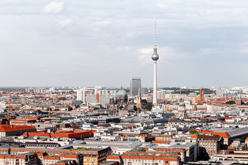 Berlin von oben mit Blick auf den Fernsehturm und den Berliner Dom © Sebastian Grote