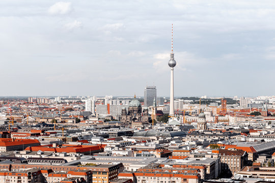 Berlin von oben mit Blick auf den Fernsehturm und den Berliner Dom