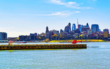 Fototapeta premium Śmigłowiec lądujący na lądowisku dla helikopterów. Skyline z drapaczami chmur na Brooklynie na Manhattanie, Nowy Jork, Ameryka, USA. Budynek architektury amerykańskiej. Metropolis NYC. Pejzaż miejski. Hudson, East River NY