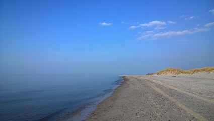 spokojne morze i droga na plaży