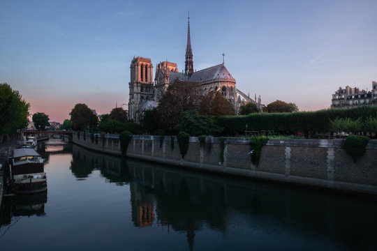 Notre Dame on &OElig;le de la Cit&Egrave; seen from across the river along the  Seine at sunrise