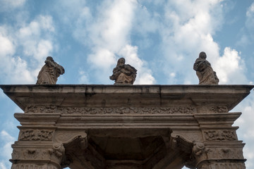 Estatuas y cielo 