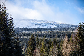 góry w karpaczu w zimowej scenerii