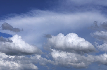 Obraz premium Cumulus clouds on a background of Cirrus clouds