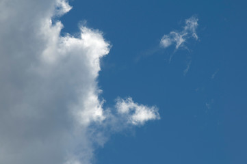 Fototapeta na wymiar Ciel bleu nuageux. Cloudy blue sky.