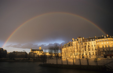 France. Paris. Les &icirc;les Saint Louis et de la Cit&eacute; et la Seine apr&egrave;s l'orage.  The Saint Louis and Cit&eacute; islands and the Seine after the storm.
